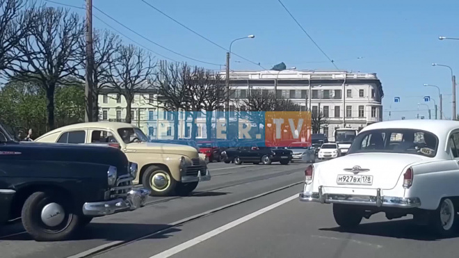 Парад ретро-автомобилей в Петербурге попал на видео