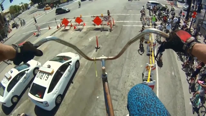 Видео с 4-метрового чудо-велосипеда покорило интернет