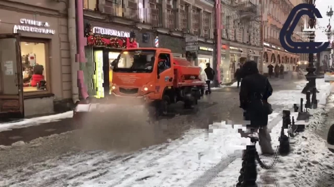 С дорог Петербурга вывезли 25 тыс. кубометров снега за сутки