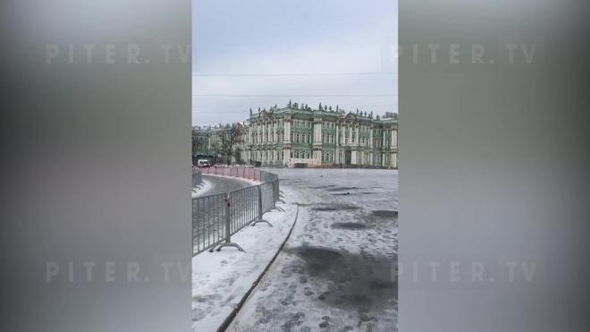В центре Петербурга в преддверии выходных вновь появились автозаки и ограждения
