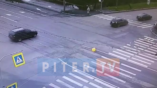 Видео: момент ДТП на перекрёстке Торжковской и набережной Чёрной речки
