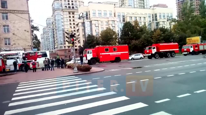 Пожарные Петербурга прошли театрализованным шествием по Московскому проспекту 