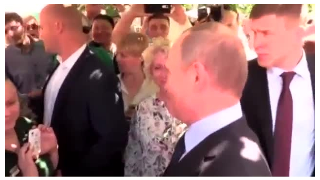 Видео: прохожая поцеловала Путина на Арбате