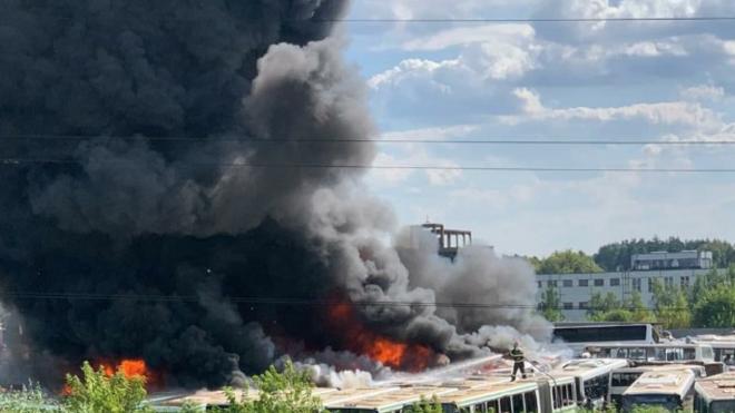 В Люберцах на складе загорелись 12 автобусов 