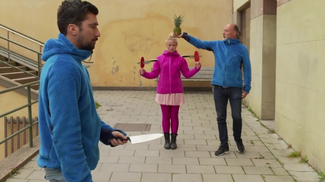 Хит YouTube: ловкая блондинка ловит ножи ракетками для пинг-понга