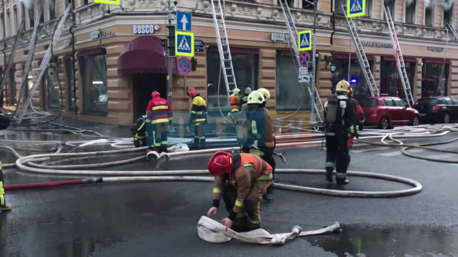 Пожар на Петроградке тушили 28 единиц техники и 130 человек личного состава