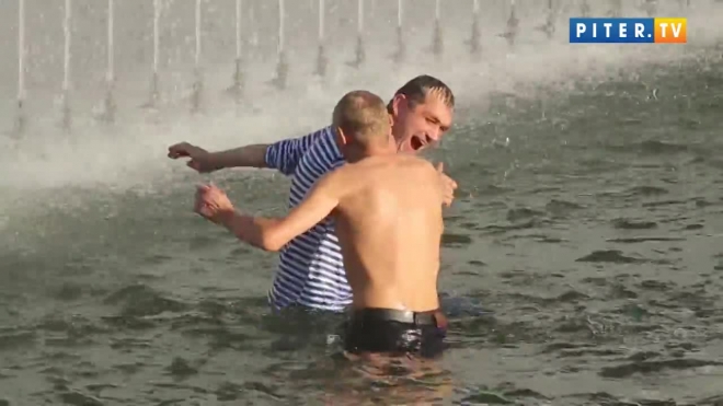 Всего два десантника искупались в фонтанах на День ВДВ в Петербурге