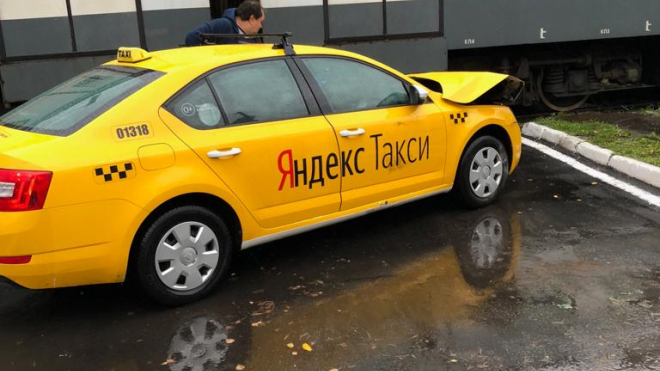В Балашихе "Яндекс.Такси" протаранило электропоезд