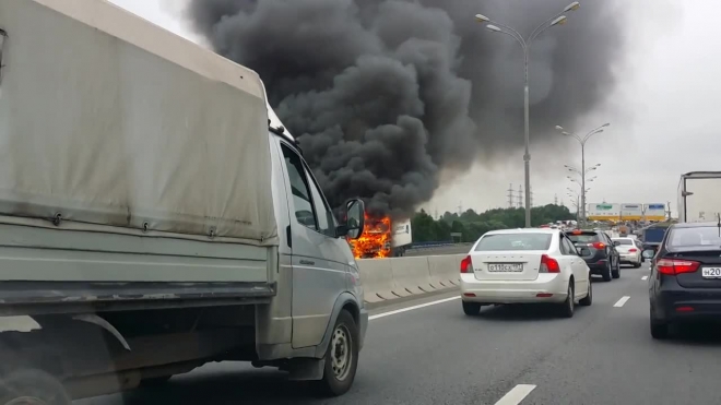 В сети появилось видео полыхающей фуры на 71-ом километре МКАД