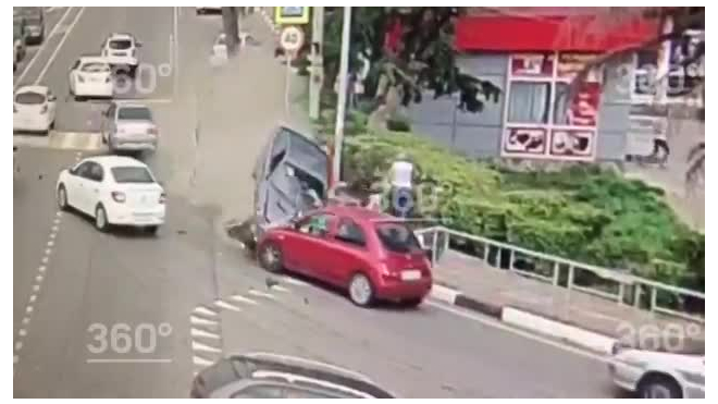 Видео: в Сочи водитель наехал на пешеходов 