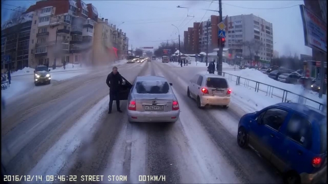 В Вологде водитель получил удар сзади, после попыток проучить автобус