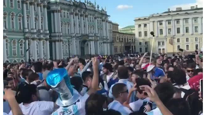 Аргентинцы устроили шумные гулянья в центре Петербурга