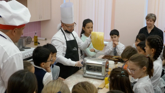 Шеф-повар петербургского ресторана научил школьников готовить итальянскую пасту