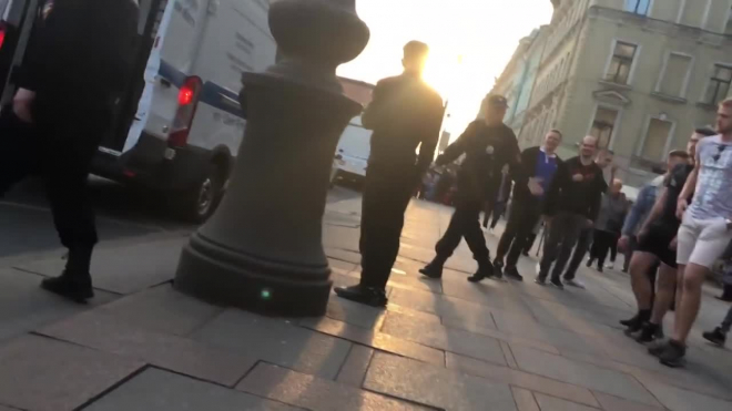 #мынебудемчай: на видео попал момент задержания чайных промоутеров на Невском 