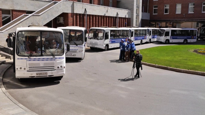 Из Ленобласти на Донбасс отправились автобусы с гуманитарной помощью и стройматериалами