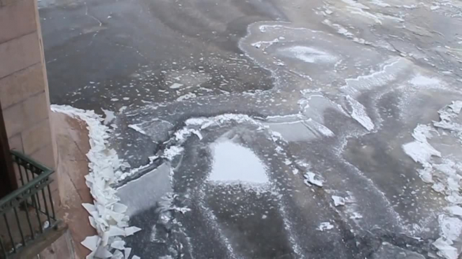 Двое детей провалились под лед на проспекте Обуховской Обороны