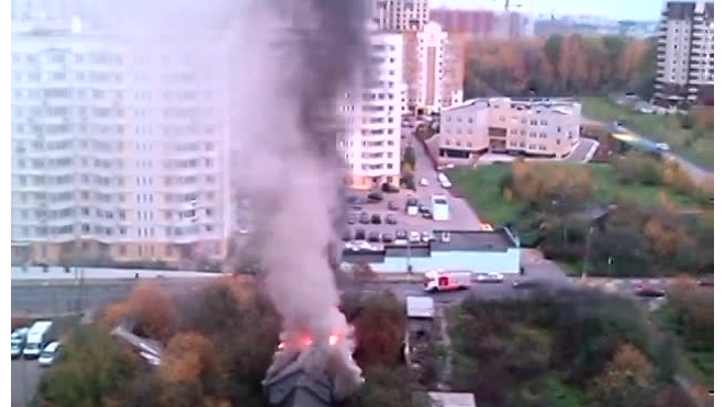 Появилось видео пожара в последнем частном доме на улице Мира в Мытищах
