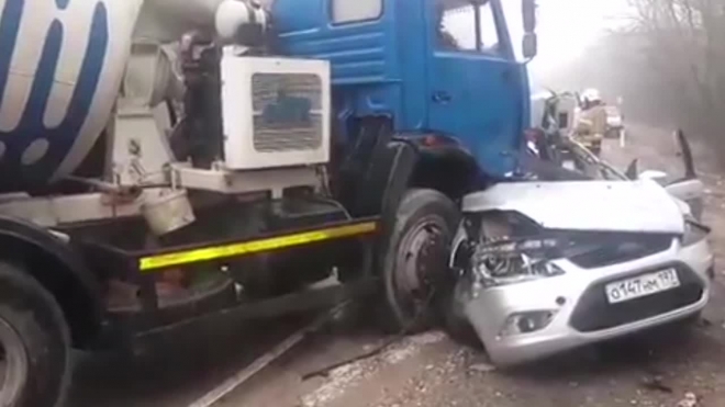 Видео из Крыма: легковушка протаранила бетономешалку