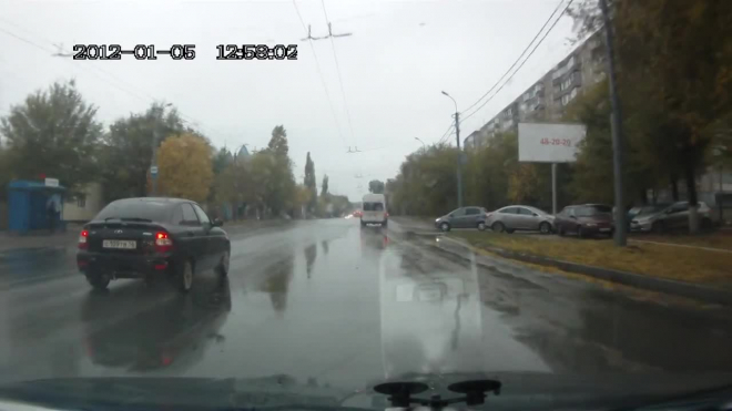 Видео: в Оренбурге женщина остановила драку двух агрессивных мужчин