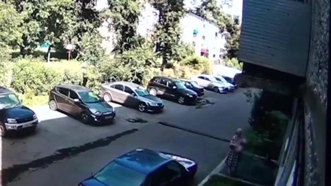 В Новокузнецке женщина поймала выпавшего из окна ребенка