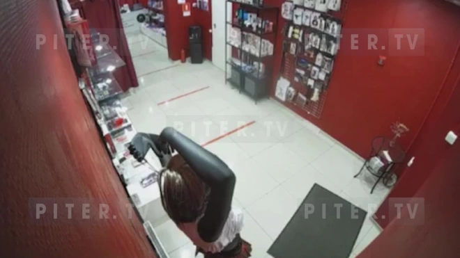 Видео: в секс-шопе в Невском районе неизвестный напал на женщину 