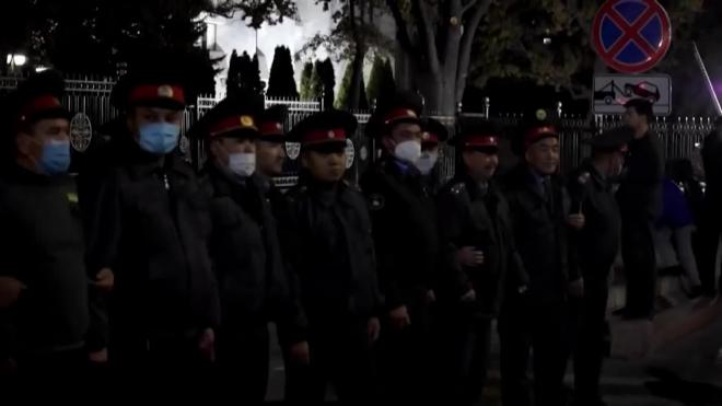 Протестующие в Бишкеке захватили здание мэрии