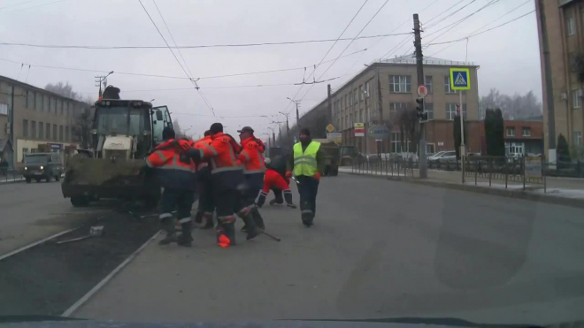 В Смоленске дорожники устроили соревнования по боксу на середине дороги