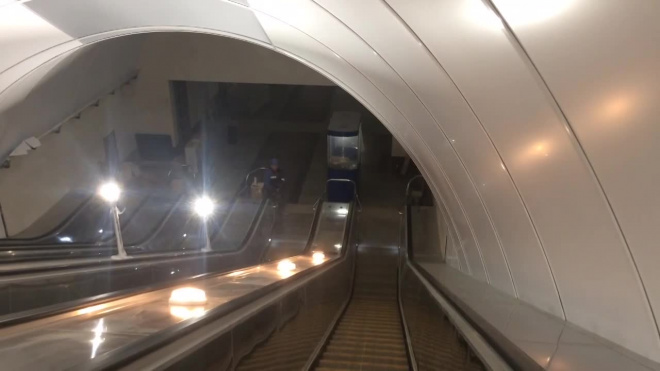 Видео: на станции метро "Проспект Славы" запустили эскалаторы
