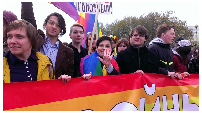 Первомай 2014 в Петербурге: ЛГБТ со скандалом прошли по Невскому в хвосте общей колонны