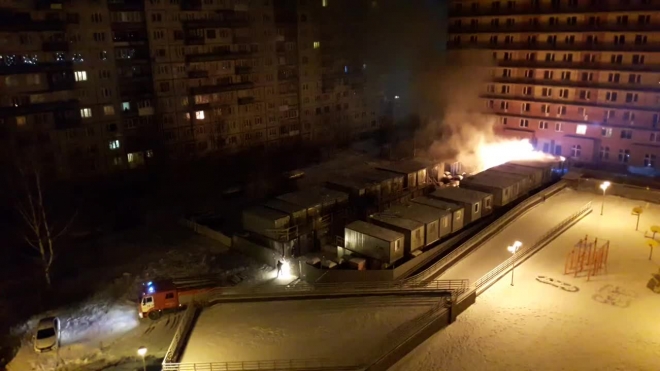 Очевидец снял пожар в Питере на улице Стасовой