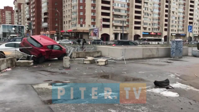 Видео: на перекрестке улиц Савушкина и Туристской одна иномарка перевернула другую