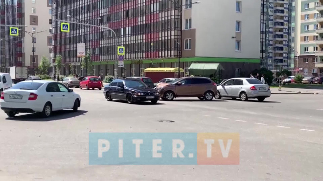 Lada XRAY и Chevrolet не поделили дорогу в Кудрово