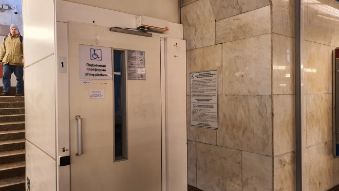 "То денег нет, то санкции": на "Парнасе" более полугода не работает лифт для инвалидов