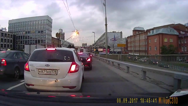 Видео: На Кантемировском мосту троллейбус оборвал провода