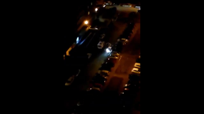 На севере Петербурга неадекватный водитель на "Ауди" специально повредил несколько десятков машин