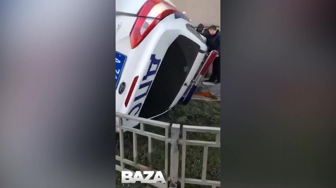 Видео: В центре Москвы из-за кошки перевернулся автомобиль ДПС 