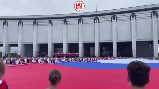 На Поклонной горе в Москве развернули огромный триколор в честь Дня российского флага