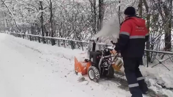 Петербургские дворы 13 января убирают почти 9 тыс. дворников и более 1 тыс. машин