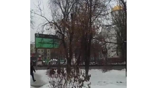 Видео: столб упал на пенсионерку в Люберцах