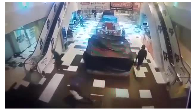 Видео: мигранты напали на торговый центр в Екатеринбурге 