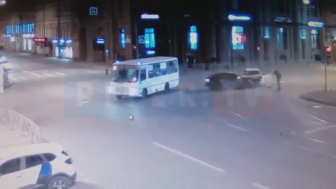 Момент лобового столкновения на площади Ленина попал на видео 