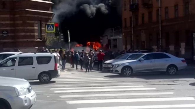 Видео: днем 8 мая в центре Петербурга сгорел грузовик