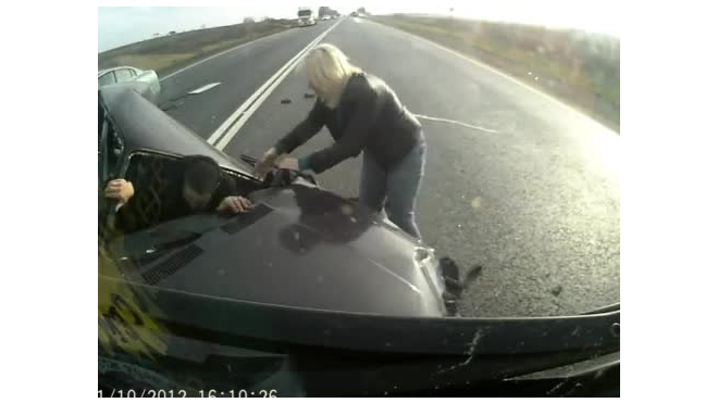 Видео ДТП: чудесное спасение водителя ВАЗа, врезавшегося в КамАЗ