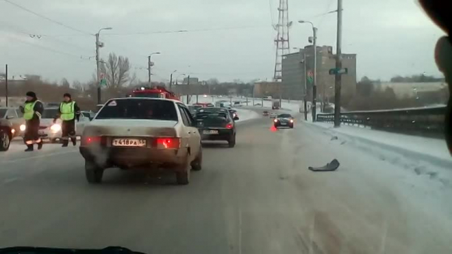 В массовой аварии на мосту в Омске пострадали три человека