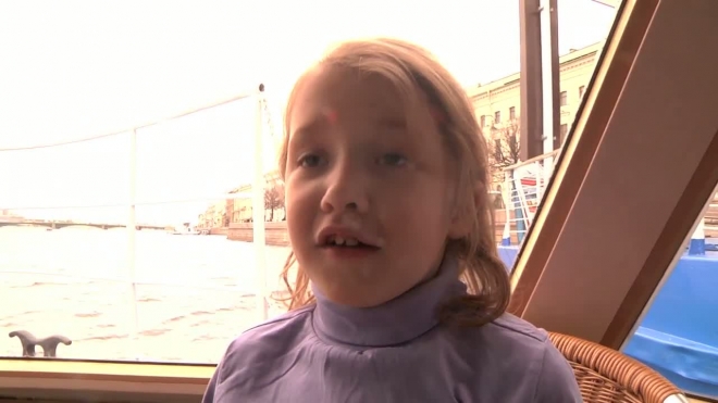 Анна Чапман прокатила детей на корабле