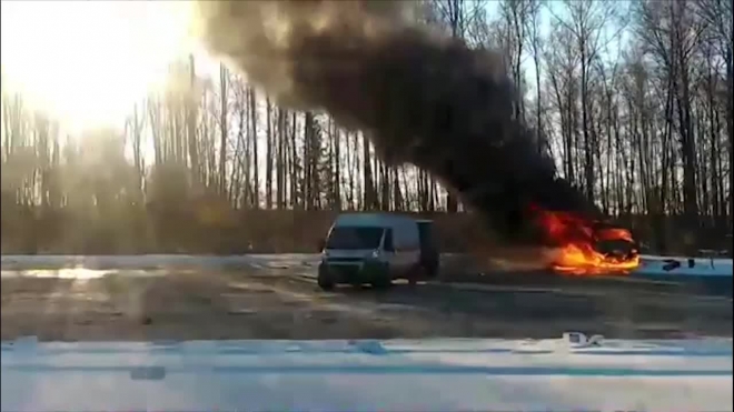 Страшное видео: на дороге под Бронницами сгорел фургон