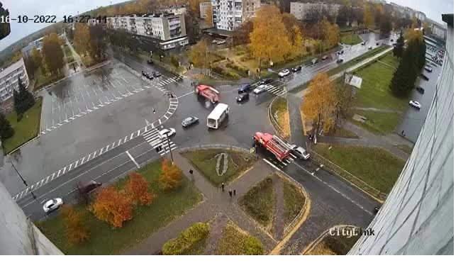 В Тихвине столкнулись автобус и пожарная машина