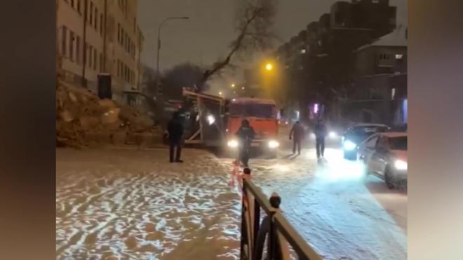 В Екатеринбурге во время сноса здания стена обрушилась на переход