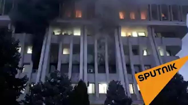 Опубликовано видео горящего Белого дома в Бишкеке
