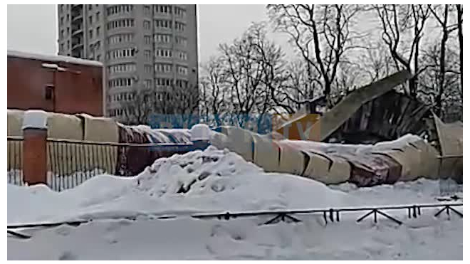 Сложившийся под тяжестью снега ангар на Пархоменко принадлежит коммунальщикам